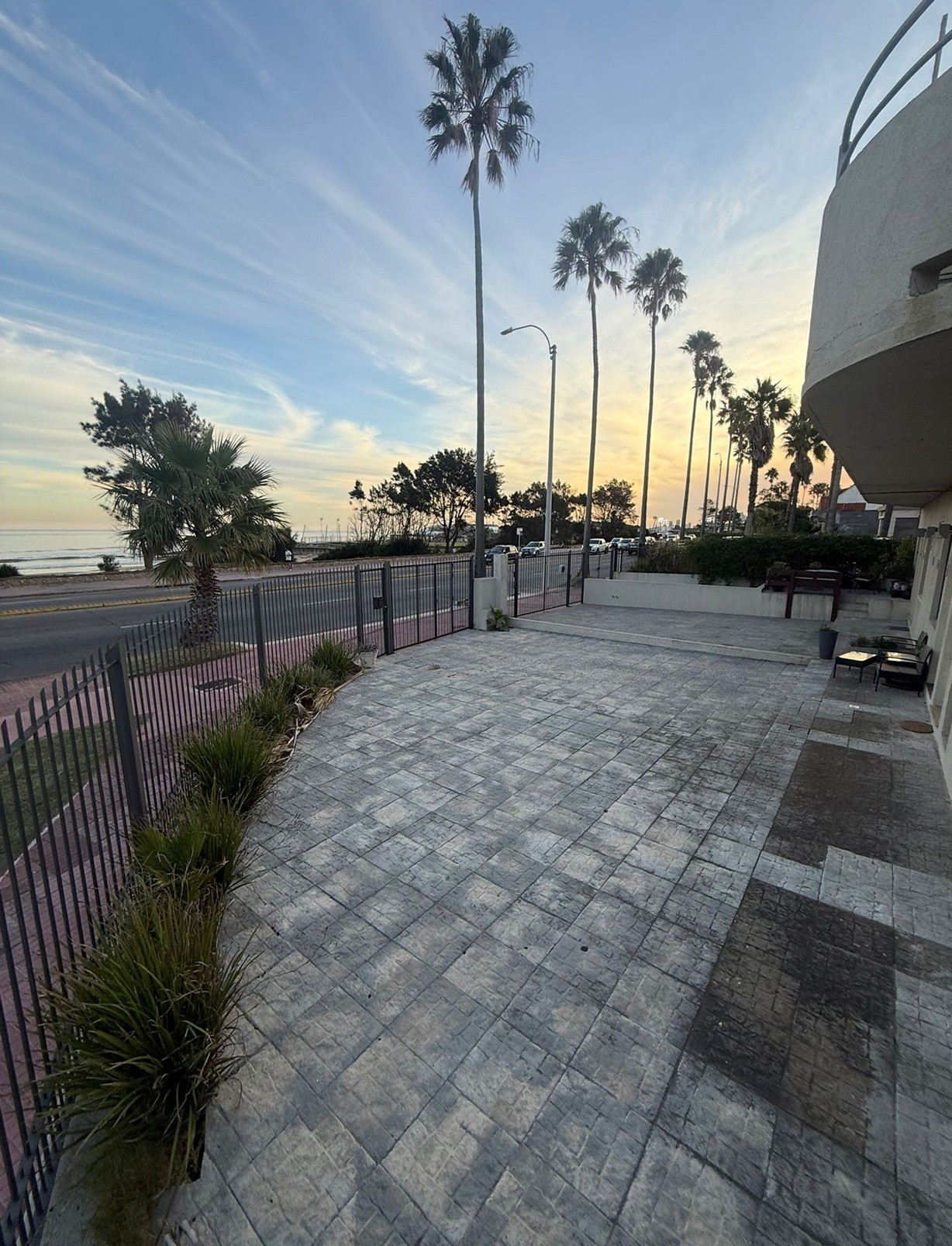 ALQUILER EN PUNTA GORDA DE 1 DORMITORIO, FRENTE AL MAR, PATIO Y COCHERA, SIN GASTOS COMUNES · Foto 1