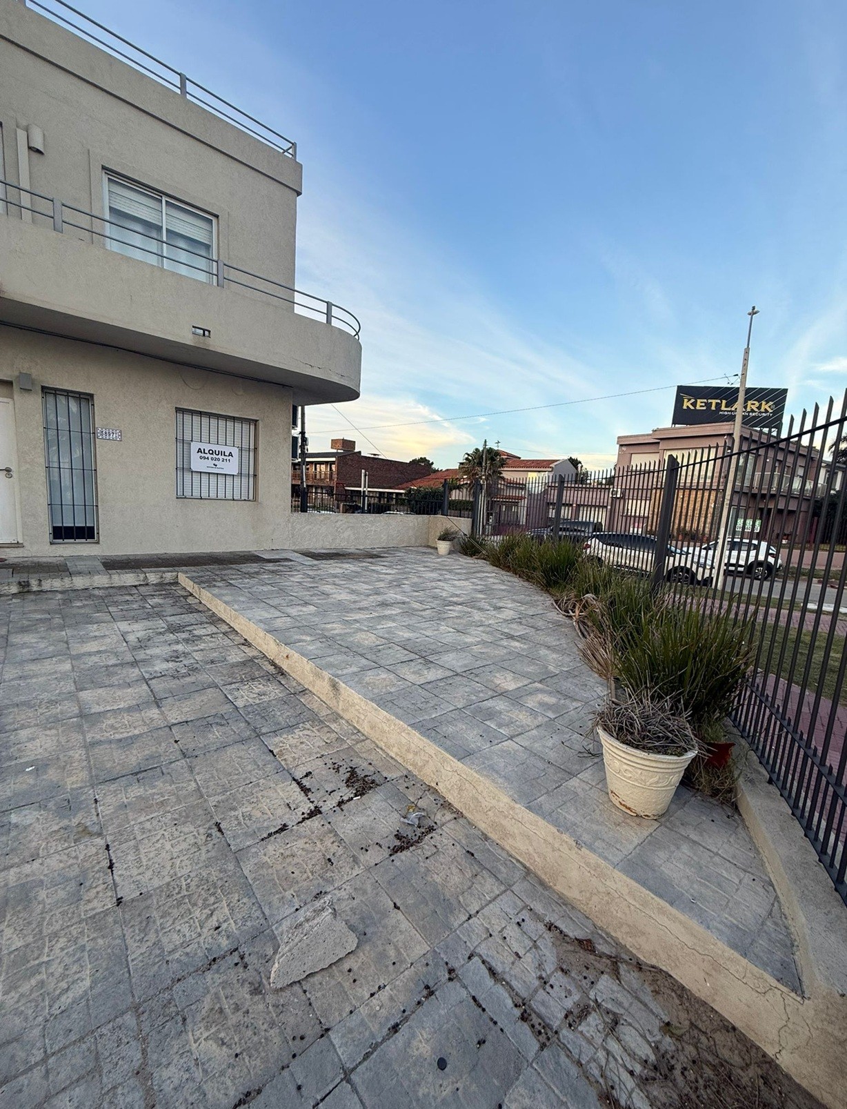 ALQUILER EN PUNTA GORDA DE 1 DORMITORIO, FRENTE AL MAR, PATIO Y COCHERA, SIN GASTOS COMUNES · Foto 2