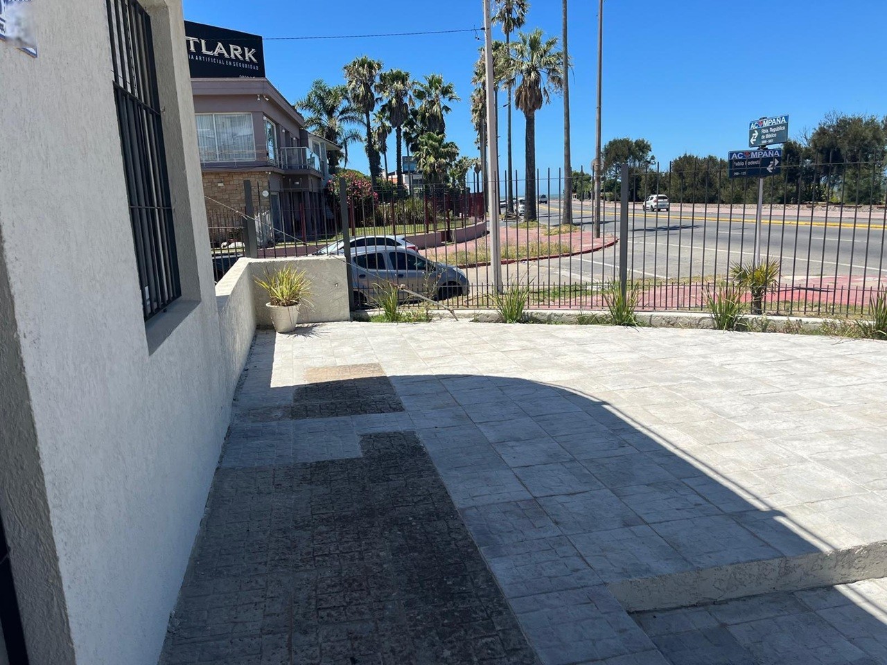 ALQUILER EN PUNTA GORDA DE 1 DORMITORIO, FRENTE AL MAR, PATIO Y COCHERA, SIN GASTOS COMUNES · Foto 9