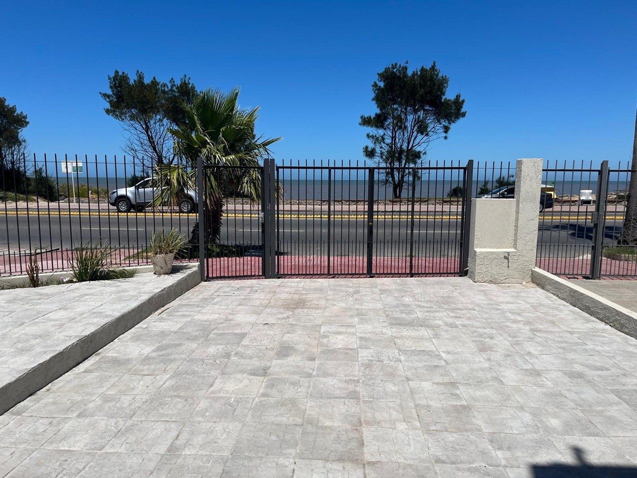 ALQUILER EN PUNTA GORDA DE 1 DORMITORIO, FRENTE AL MAR, PATIO Y COCHERA, SIN GASTOS COMUNES · Foto 10