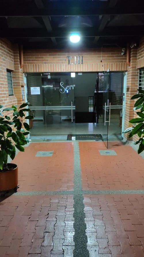 Apartamento de 4 alcobas en venta en Cr. Serranilla, Bogotá, 232 m² · foto 2 de 24