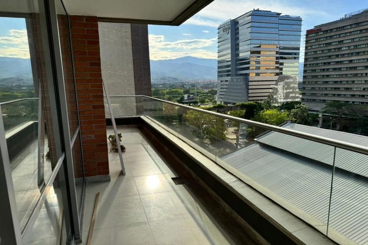 Apartamento de 2 alcobas en arriendo en Villa Carlota, Medellín, 91 m² · foto 2 de 11