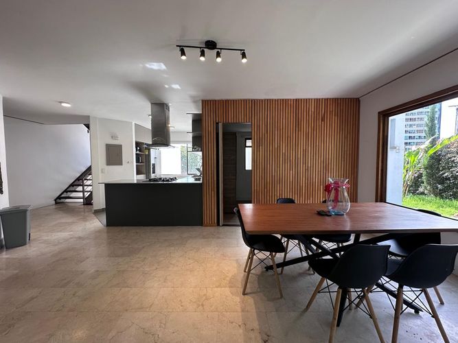 Casa de 3 alcobas en venta en El Poblado, Medellín, 300 m² · foto 3 de 20