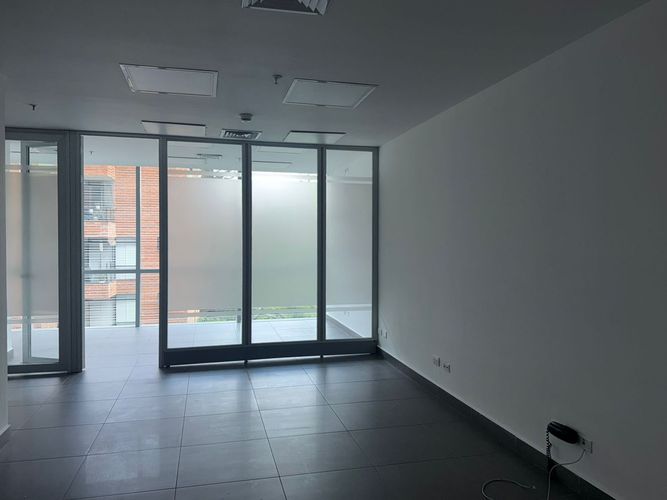 Oficina en arriendo en El Poblado, Medellín, 52 m² · foto 2 de 9