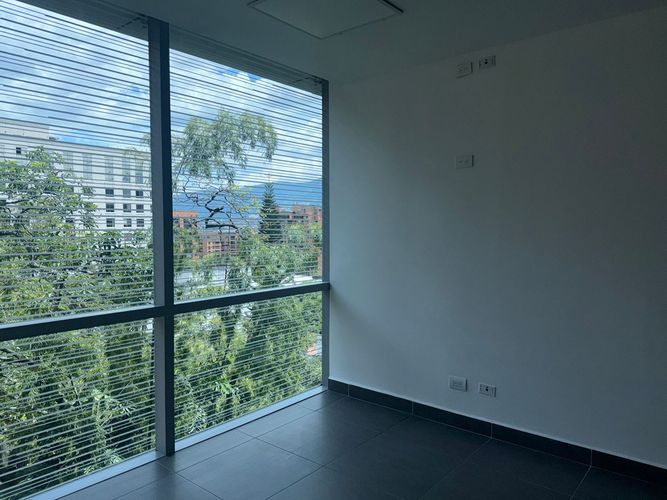 Oficina en arriendo en El Poblado, Medellín, 52 m² · foto 4 de 9