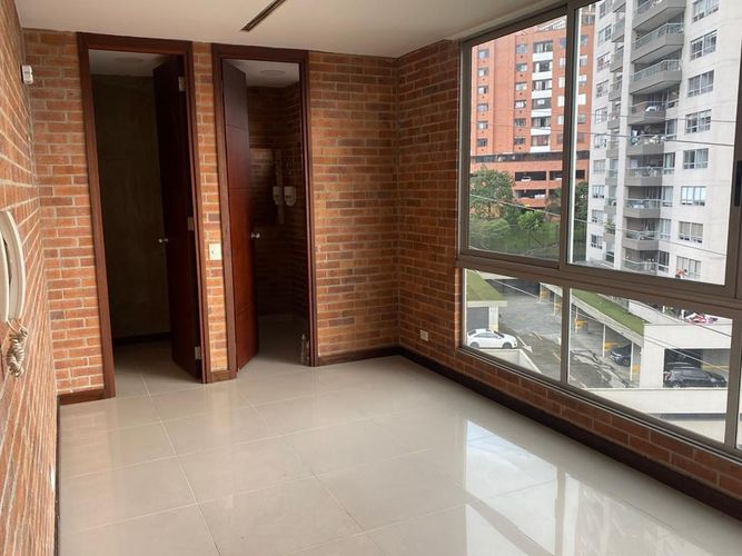 Oficina en arriendo en El Poblado, Medellín, 25 m² · foto 2 de 10