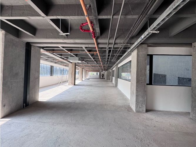 Oficina en arriendo en Santa Fe, Medellín, 1618 m² · foto 2 de 24