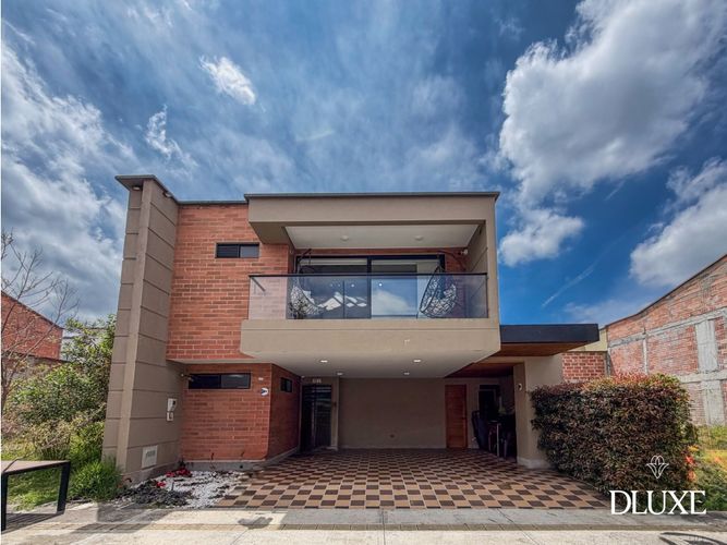 Casa de 3 alcobas en venta en Rionegro, 167 m² · foto 1 de 24