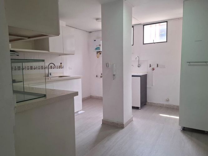 Apartamento de 2 alcobas en arriendo en El Poblado, Medellín, 140 m² · foto 3 de 12