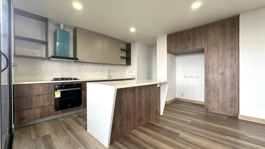 Apartamento de 3 alcobas en arriendo en La Calera, Medellín, 198 m² · foto 4 de 16