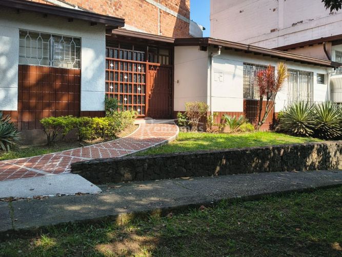 Casa de 3 alcobas en venta en Las Acacias, Medellín, 210 m² · foto 2 de 24