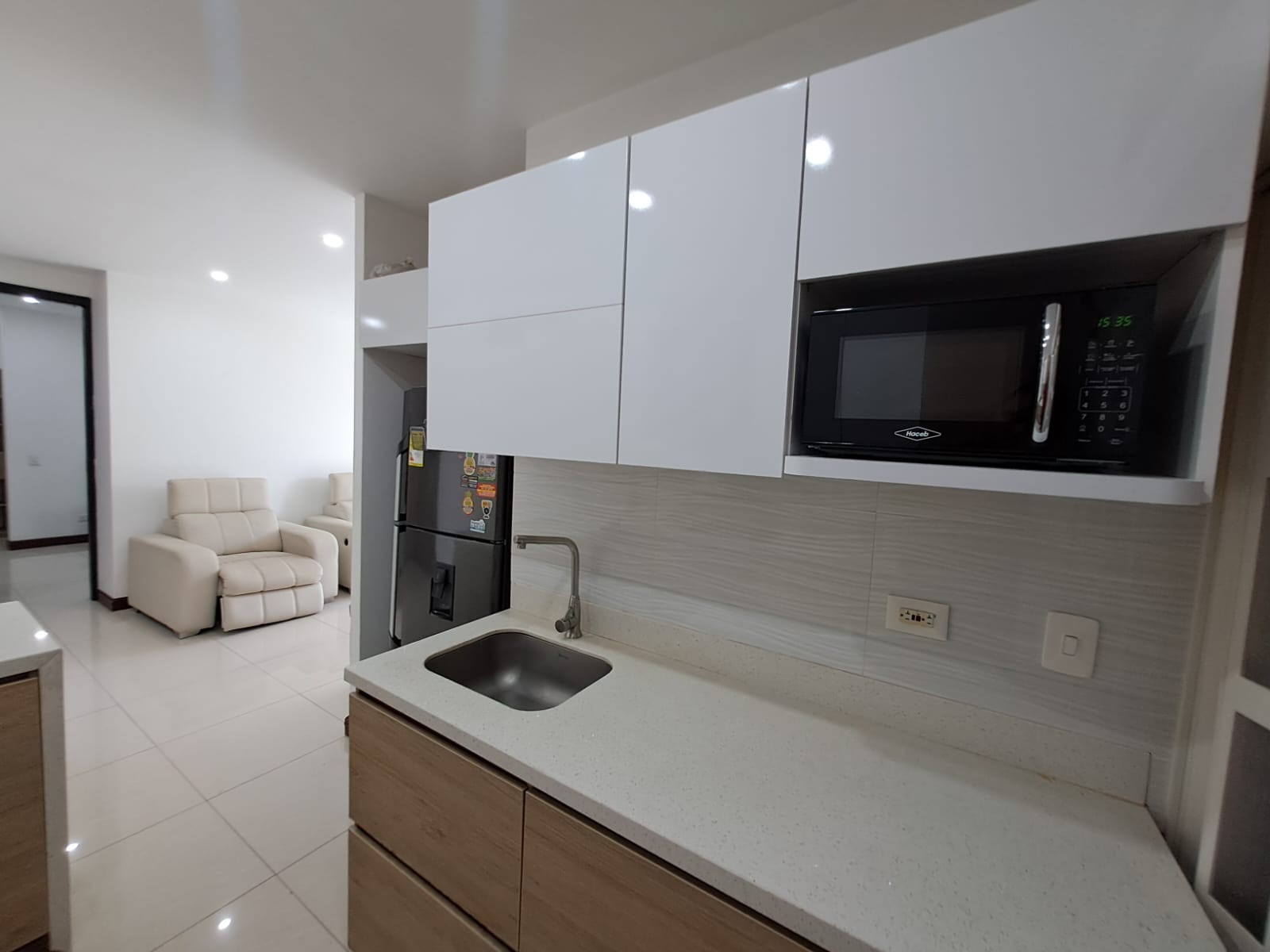 Apartamento en arriendo en Laureles, Medellín · foto 2 de 15
