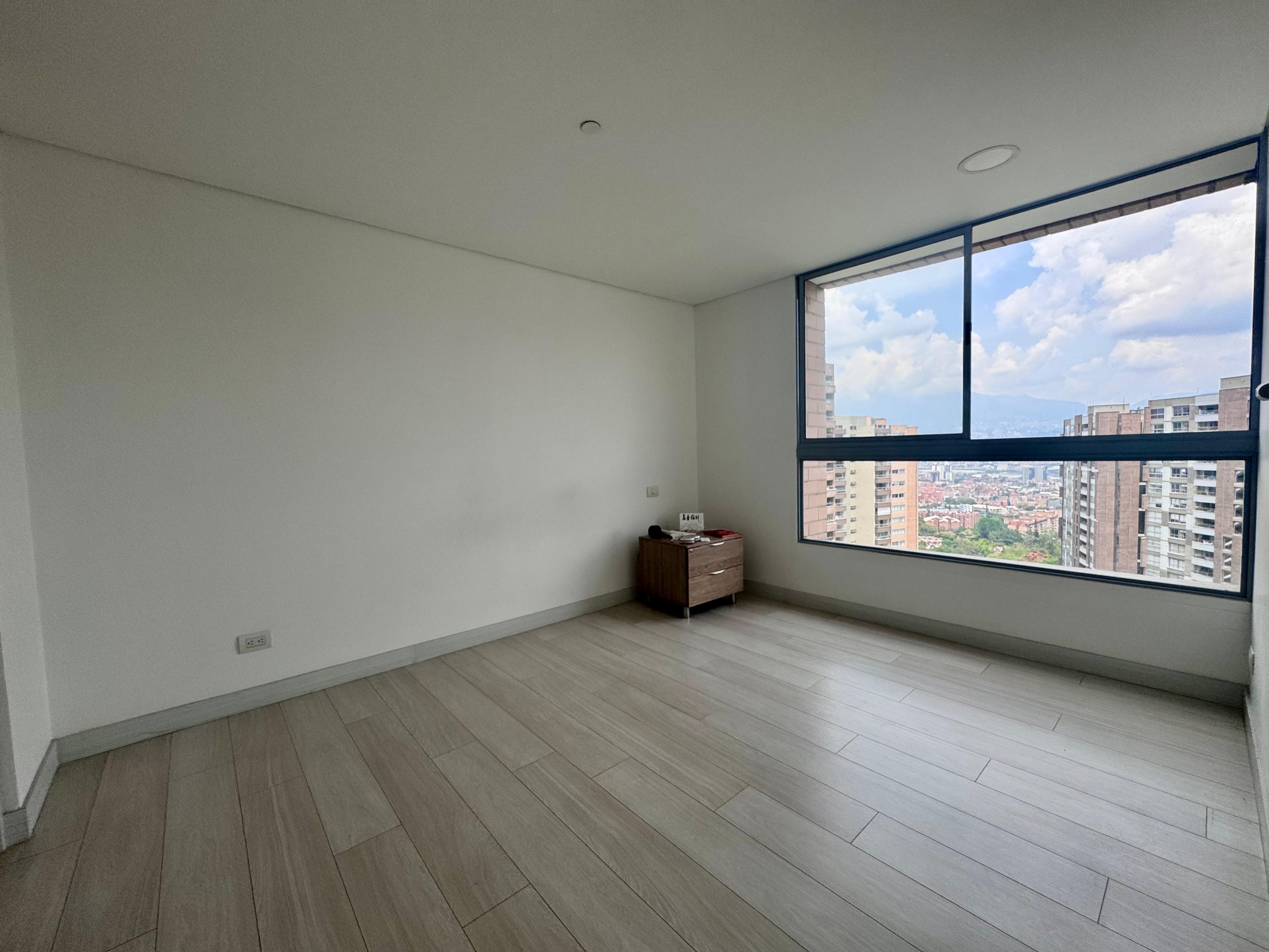 Apartamento en arriendo en Loma Del Esmeraldal, Envigado · foto 10 de 13