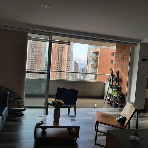 Apartamento de 2 alcobas en arriendo en El Poblado, Medellín, 98 m² · foto 2 de 8