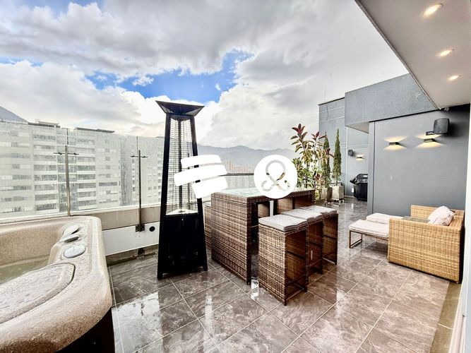 Casa de 2 alcobas en venta en Loma Del Esmeraldal, Envigado, 192 m² · foto 2 de 16