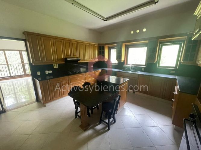 Casa de 4 alcobas en venta en Vía Las Palmas, Medellín · foto 2 de 24