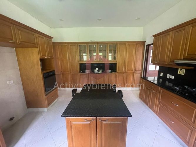 Casa de 4 alcobas en venta en Vía Las Palmas, Medellín · foto 3 de 24