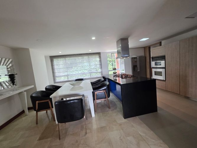 Apartamento de 3 alcobas en venta en Altos Del Poblado, Medellín, 227 m² · foto 2 de 13