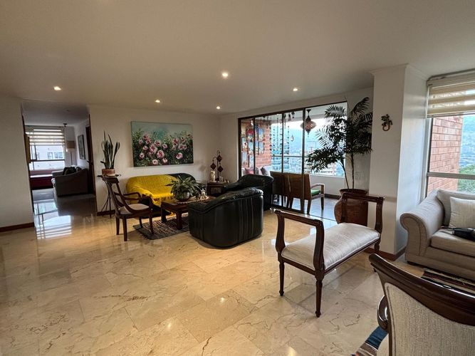 Apartamento en venta en El Poblado, Medellín · foto 2 de 13