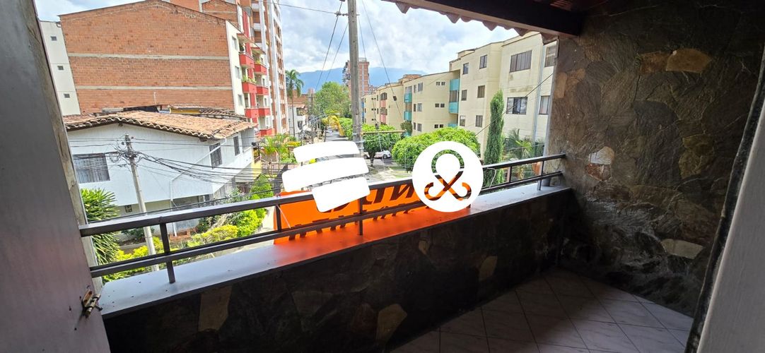 Casa de 5 alcobas en venta en Estadio, Medellín, 247 m² · foto 2 de 24