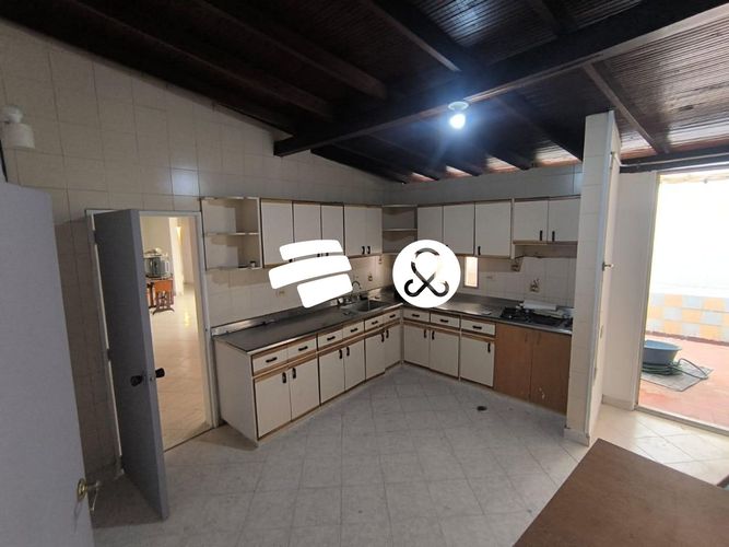 Casa de 5 alcobas en venta en Estadio, Medellín, 247 m² · foto 10 de 24