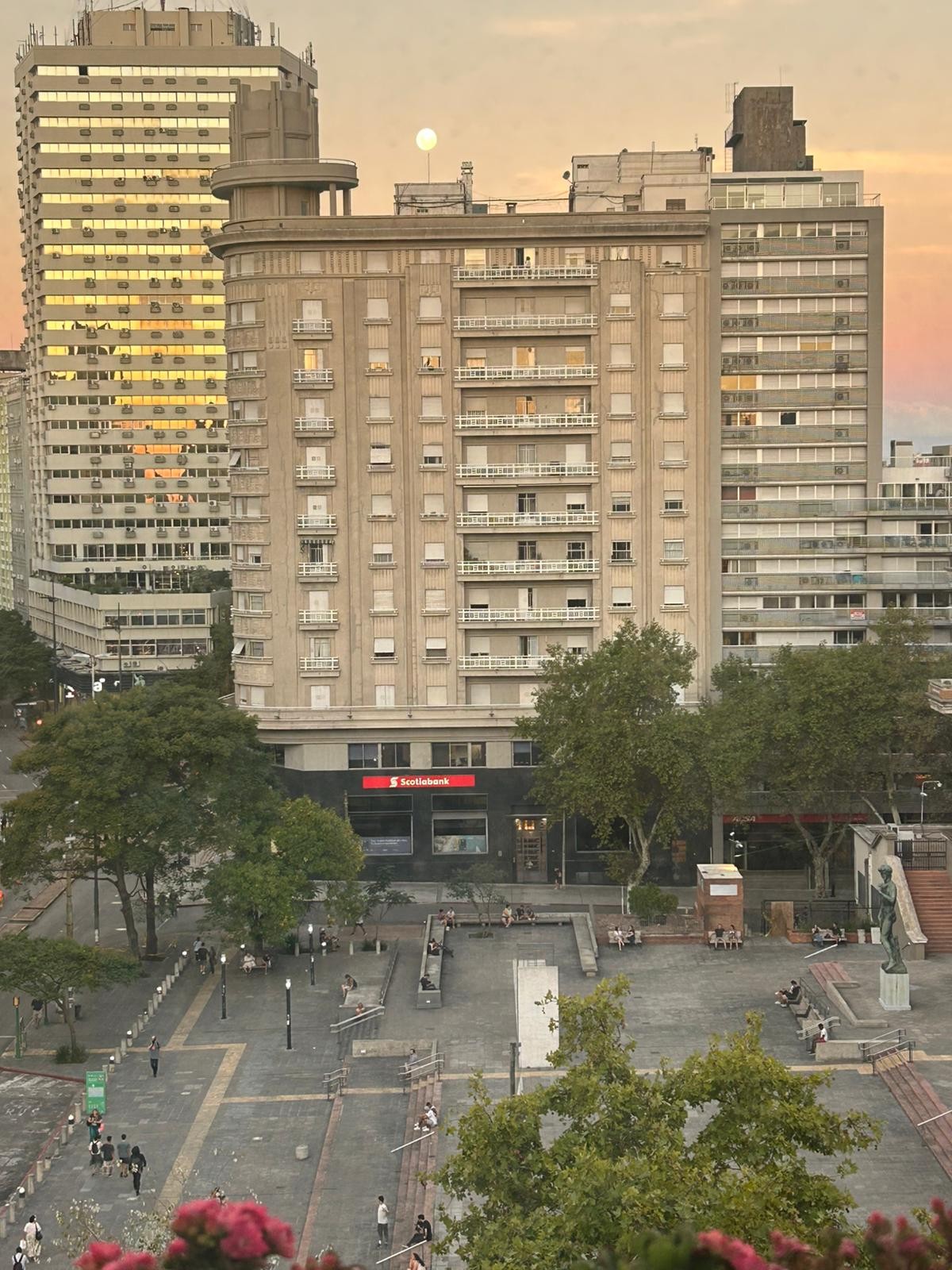 Exclusivo Edificio Art Deco, impecablemente conservado, ofrece 2 dormitorios y 2 baños, una joya arquitectónica lista para habitar. - Widok 2