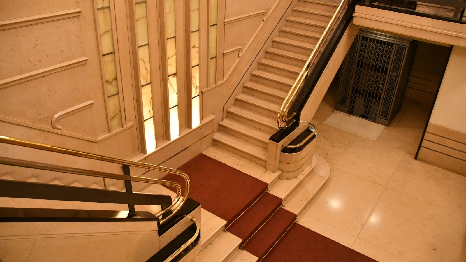 Exclusivo Edificio Art Deco, impecablemente conservado, ofrece 2 dormitorios y 2 baños, una joya arquitectónica lista para habitar. - Więcej