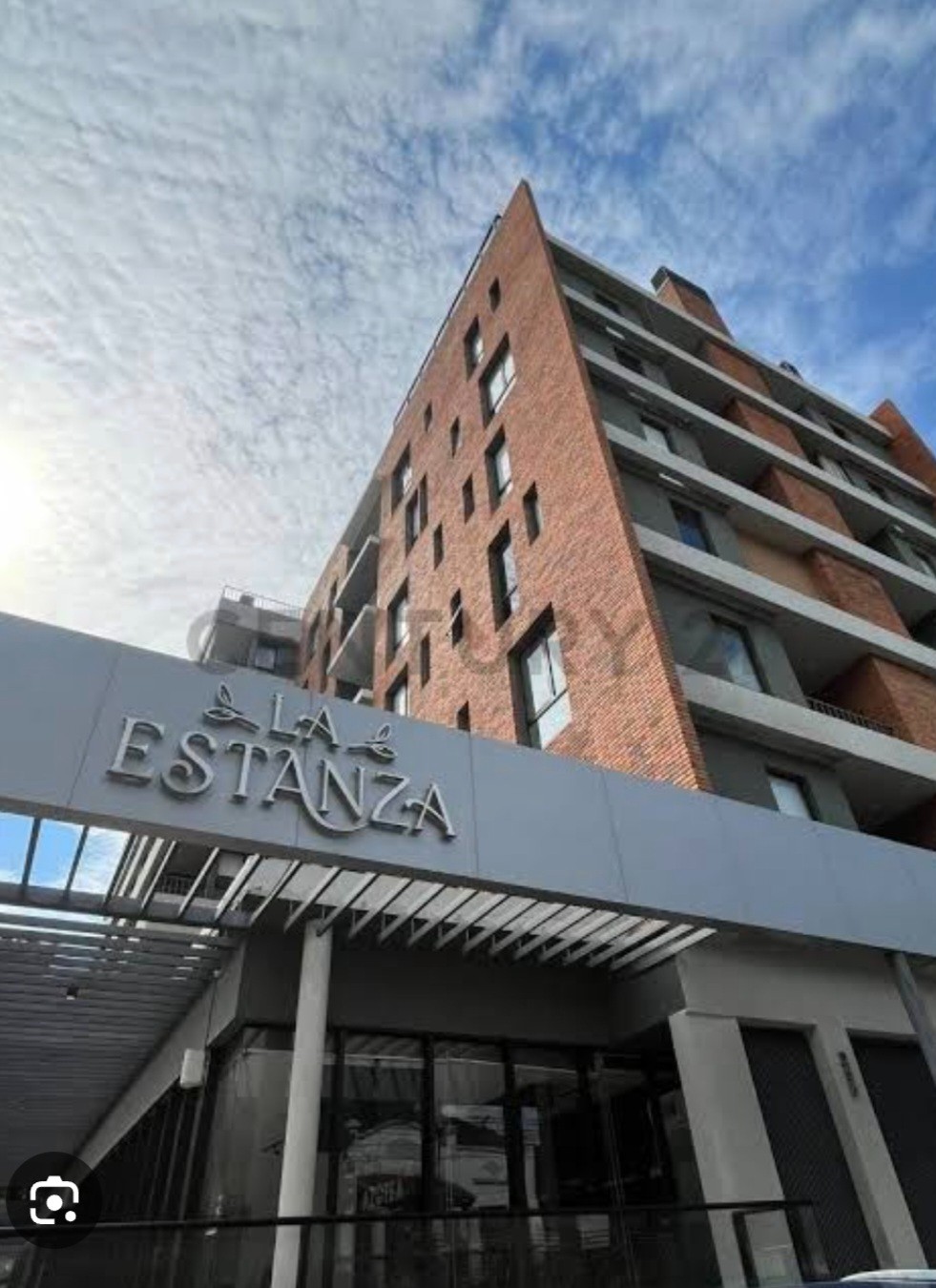 *Vendo Local Comercial en Edificio La Estanza - Con renta activa del 8.2% anual en dolares ideal para Inversores* *125 m2 a propios  adicional de 3 cocheras al libre mas una cochera en el interior del edificio en  total suma 196.62 m2* *Galeria y buena ex — foto 2