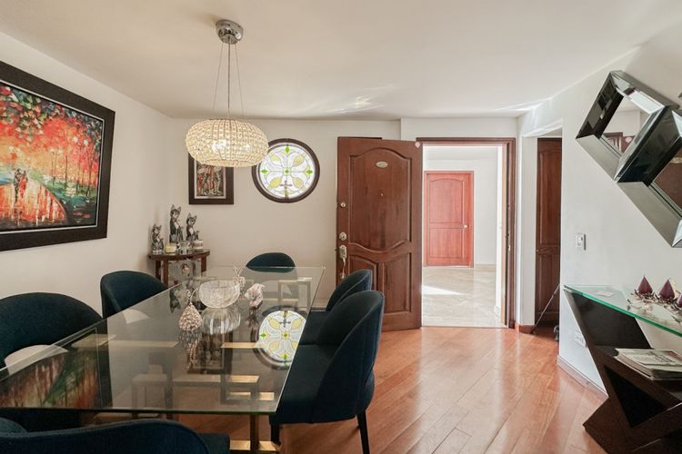 Apartamento de 3 alcobas en venta en Los Rosales, Bogotá, 130 m² · foto 2 de 17