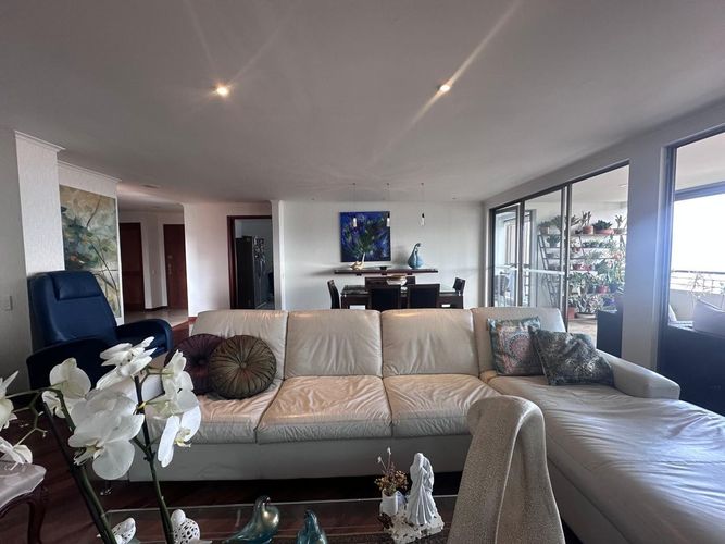 Apartamento de 3 alcobas en arriendo en El Poblado, Medellín, 238 m² · foto 3 de 20