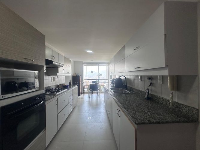 Apartamento de 3 alcobas en arriendo en El Poblado, Medellín, 238 m² · foto 9 de 20