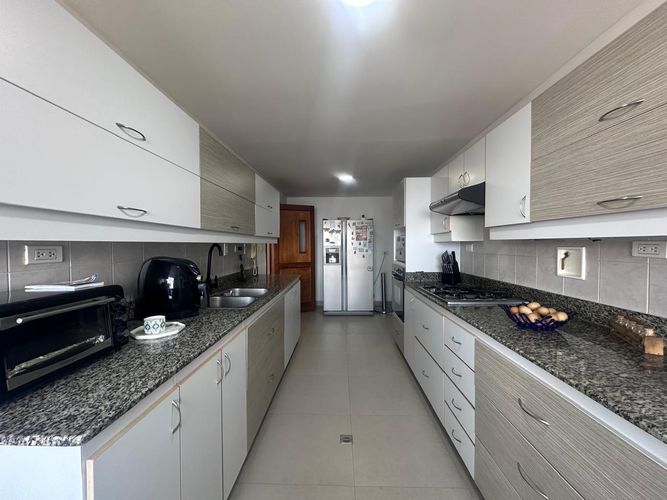 Apartamento de 3 alcobas en arriendo en El Poblado, Medellín, 238 m² · foto 6 de 20
