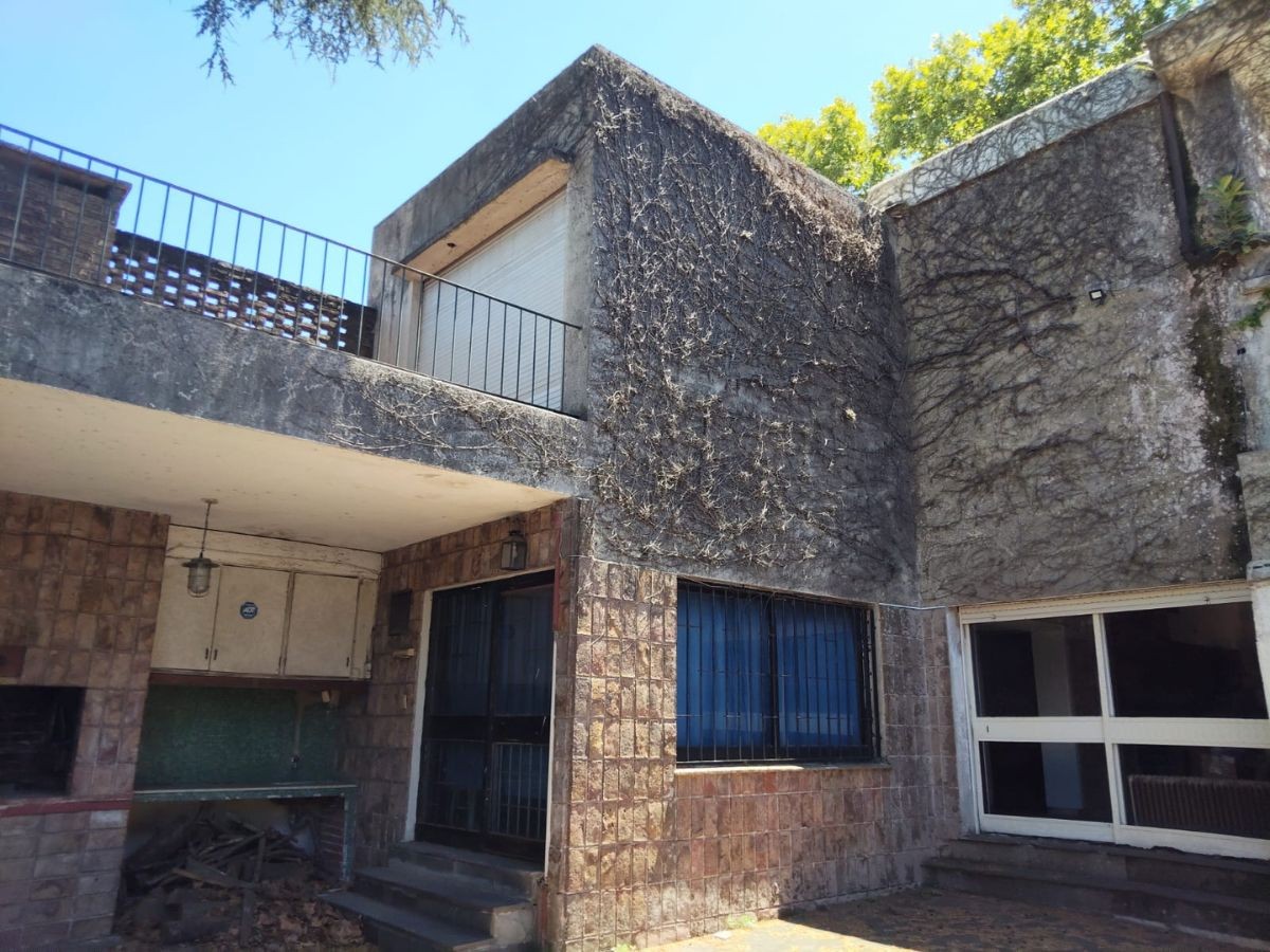 Venta de Casona de época. Sobre Luis Alberto de herrera. Ideal para empresas o desarrollos inmobiliarios. Dentro de la ley de vivienda promovida. FOS 80% altura permitida 21 metros