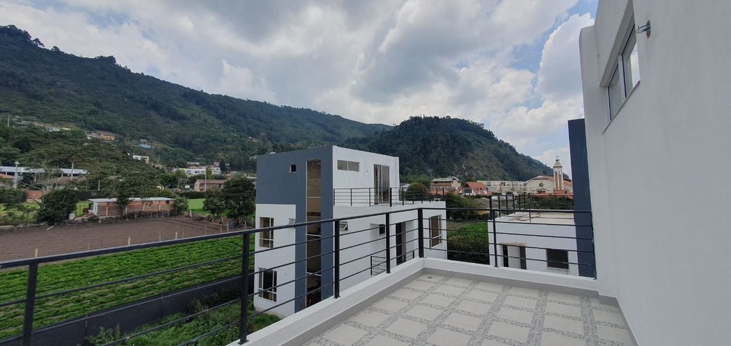 Casa de 4 alcobas en venta en La Moya, Cota, 175 m² · foto 2 de 16