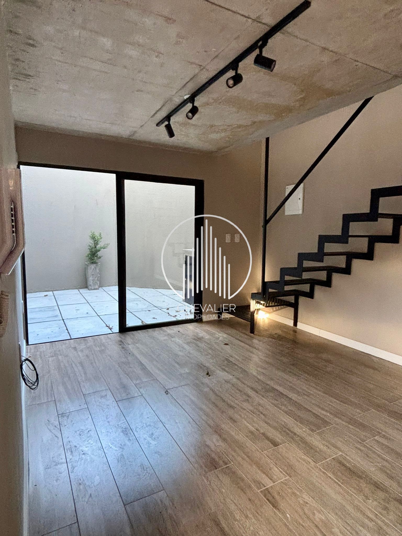 3496B - Hermoso apartamento duplex a estrenar de 1 dormitorio con patio en alquiler
