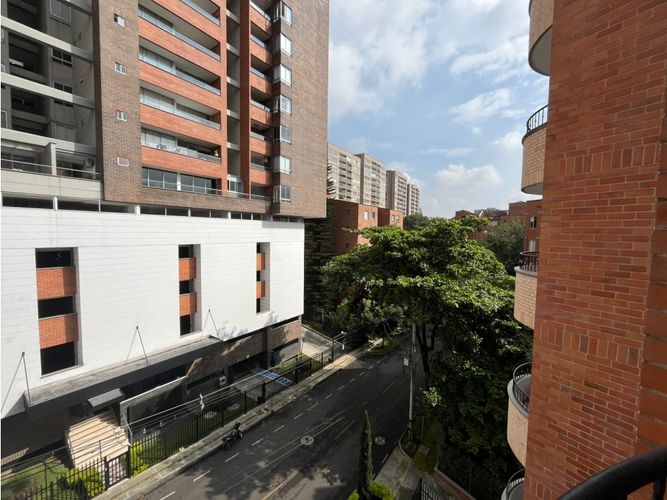 Apartamento de 2 alcobas en arriendo en Pontevedra, Medellín, 114 m² · foto 3 de 16