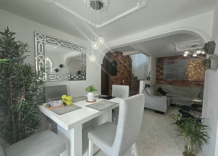 Casa de 3 alcobas en venta en Belén, Medellín, 88 m² · foto 2 de 18