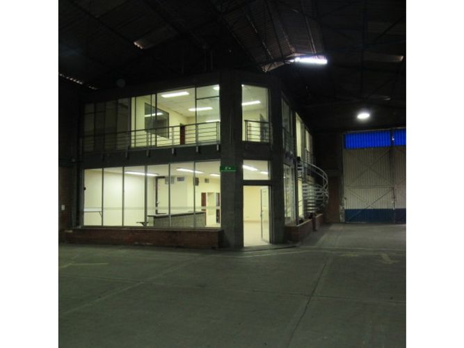 Bodega en arriendo en Troncal, Cali, 2100 m² · foto 9 de 22