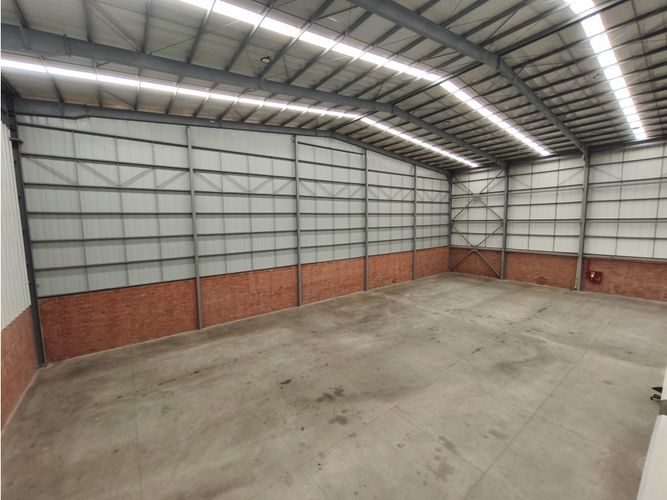 Bodega en arriendo en Arroyohondo, Cali, 1295 m² · foto 4 de 7