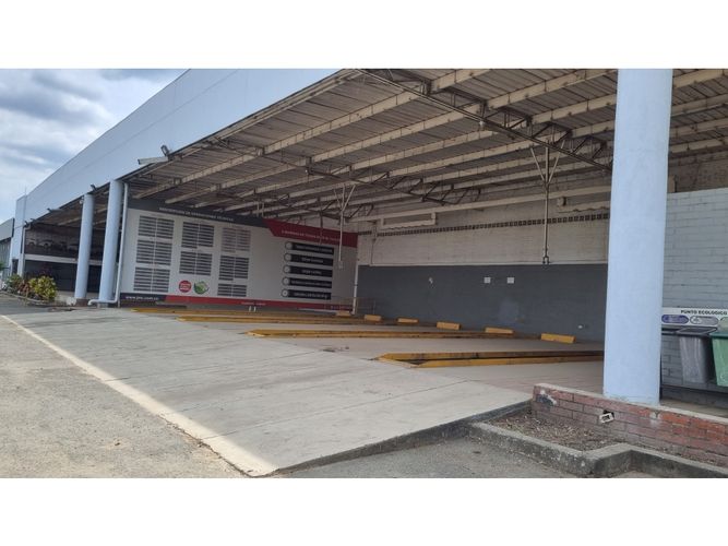 Bodega en arriendo en Acopi, Cali, 2215 m² · foto 2 de 5