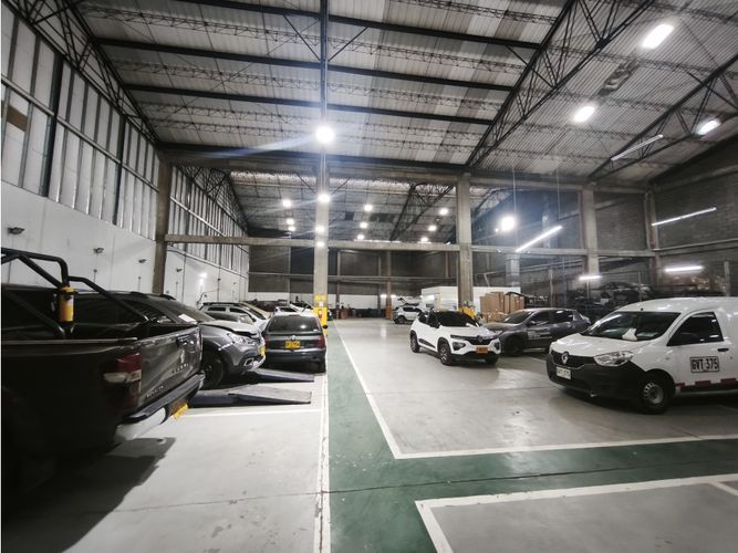 Bodega en arriendo en Flora Industrial, Cali, 1175 m² · foto 2 de 8