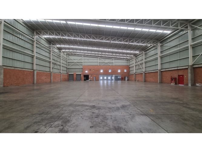 Bodega en arriendo en Acopi, Yumbo, 2185 m² · foto 2 de 8