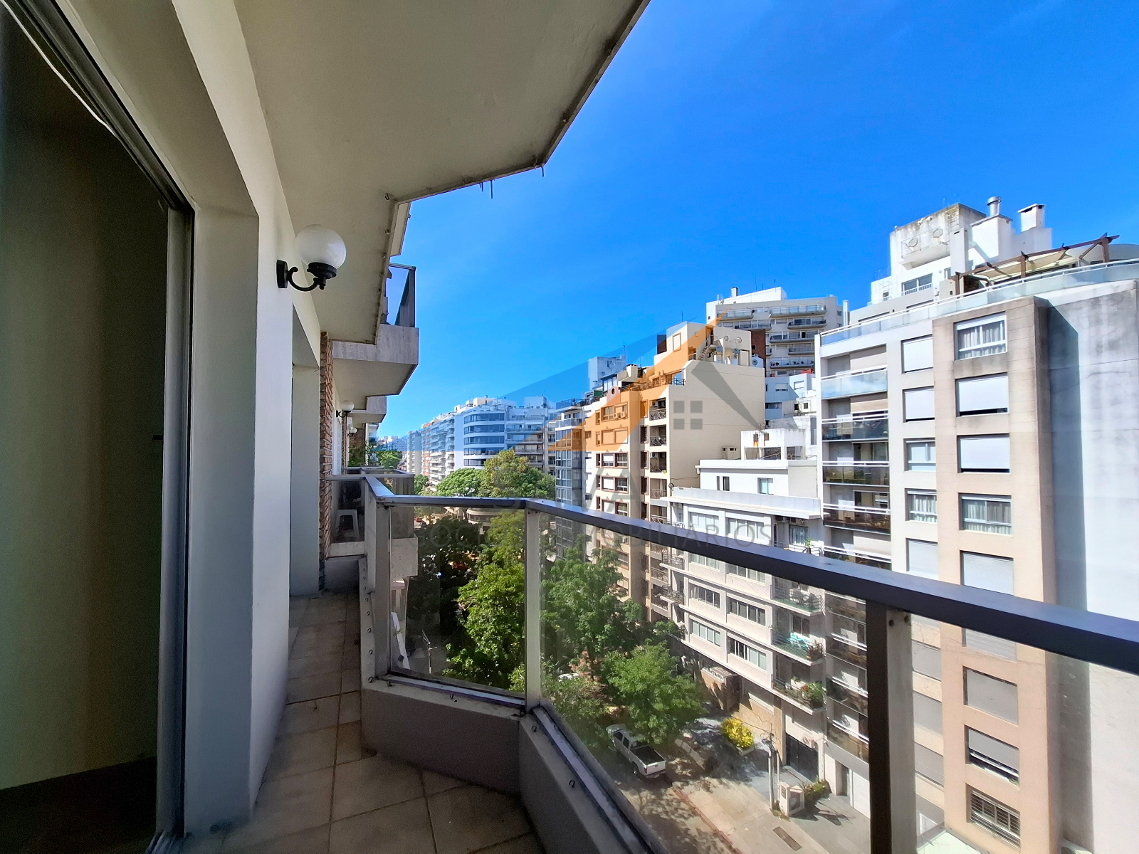Alquiler Apartamento 4 Dormitorios en Pocitos! Cochera Incluida. Piso Alto! · Foto 3