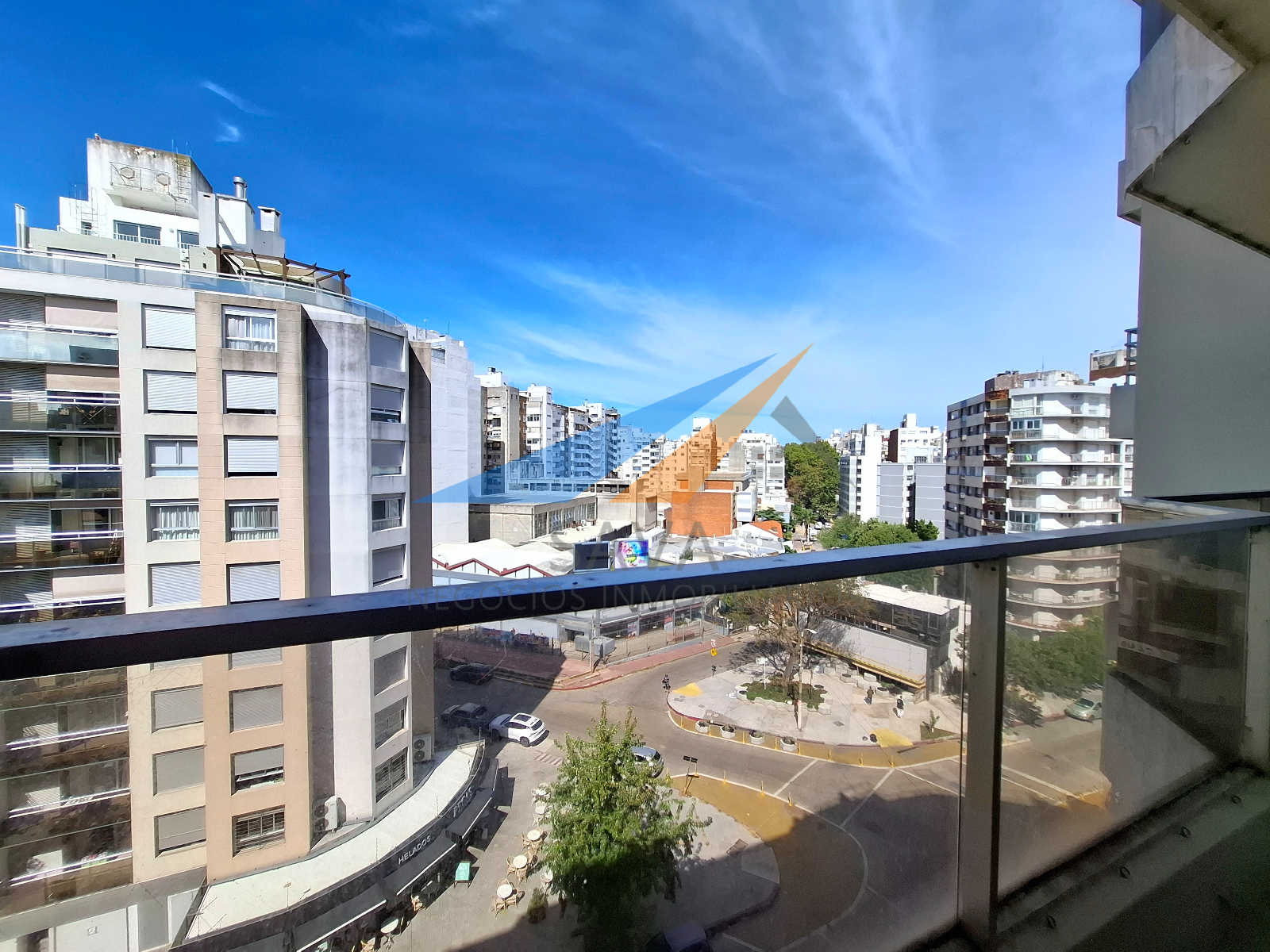 Alquiler Apartamento 4 Dormitorios en Pocitos! Cochera Incluida. Piso Alto! · Foto 4