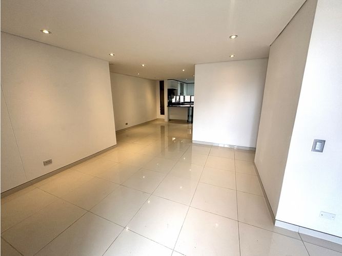 Apartamento de 3 alcobas en arriendo en El Poblado, Medellín, 136 m² · foto 2 de 24