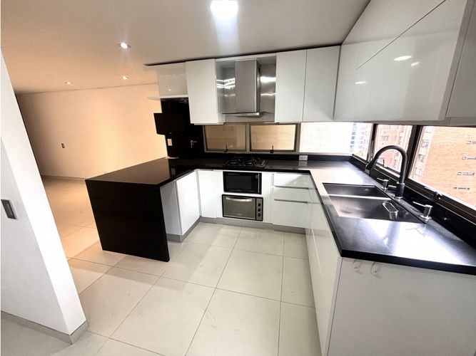 Apartamento de 3 alcobas en arriendo en El Poblado, Medellín, 136 m² · foto 8 de 24