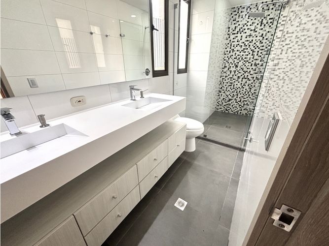 Apartamento de 3 alcobas en arriendo en El Poblado, Medellín, 136 m² · foto 24 de 24