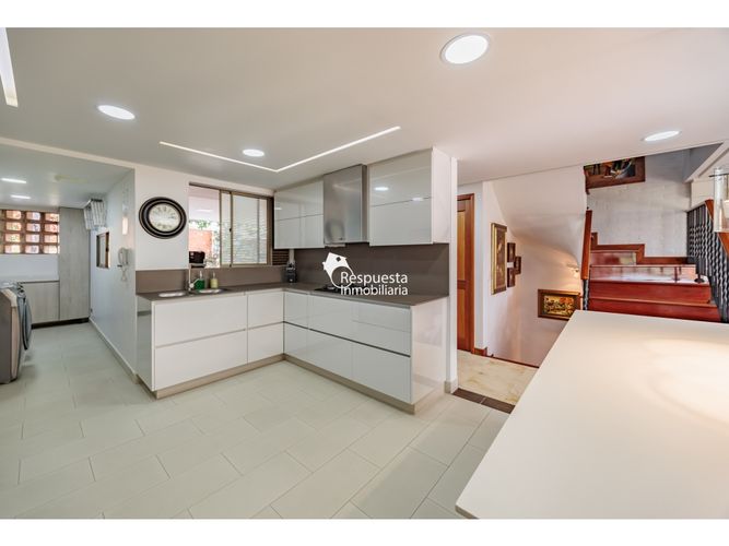 Casa de 3 alcobas en venta en Cumbres, Envigado, 300 m² · foto 9 de 24