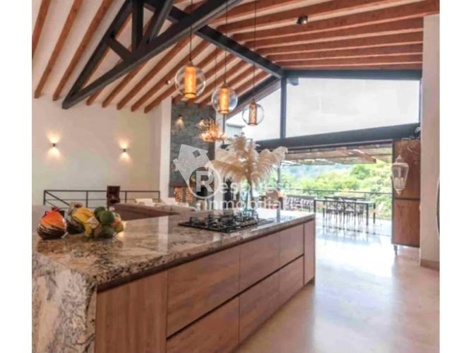 Casa de 4 alcobas en venta en Aeropuerto, Rionegro, 415 m² · foto 2 de 11