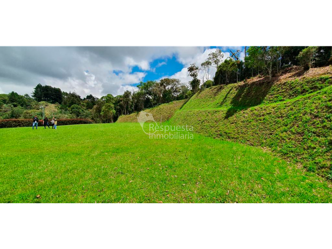 Lote en venta en Yarumal, Medellín, 3648 m² · foto 3 de 8